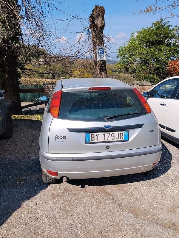 Usata Ford Focus 100 CV (73 kW) 2002 Grigio Berlina