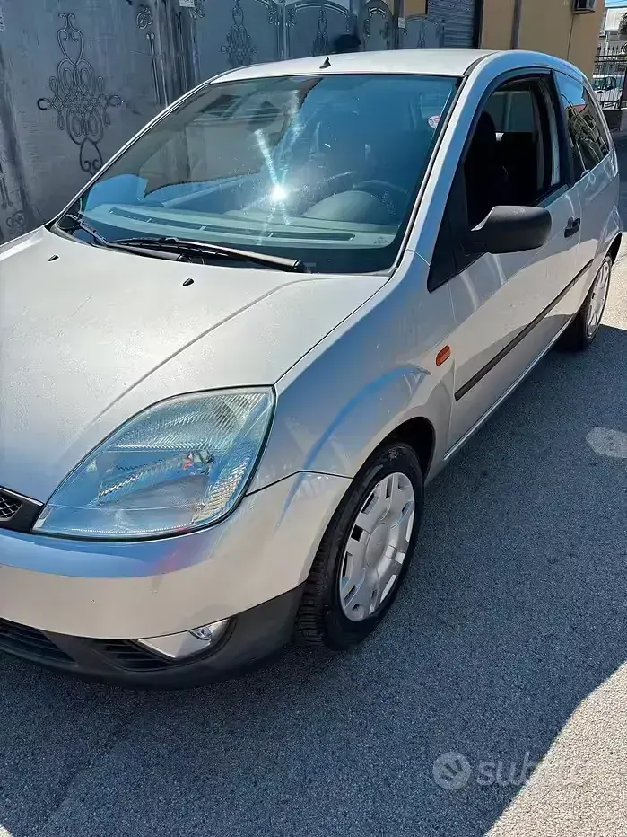 Usata Ford Fiesta Ghia 75 CV (55 kW) 2004 Grigio Utilitaria