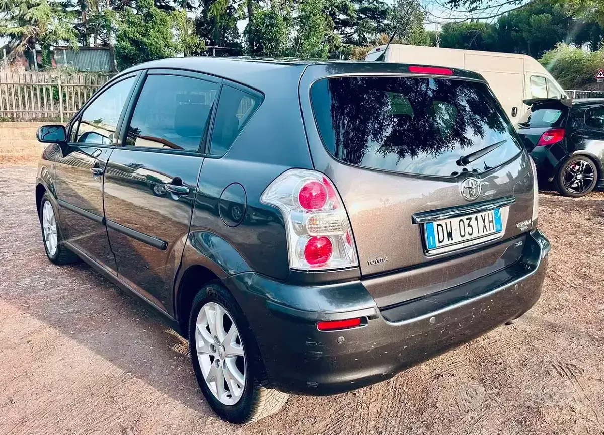 Usata Toyota Corolla Verso Sol 136 CV (100 kW) 2008 Grigio Monovolume