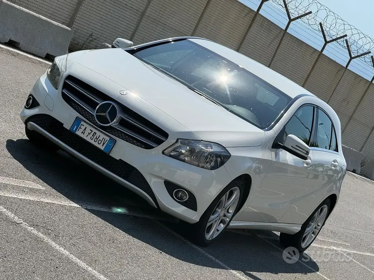 Usata Mercedes A180 109 CV (80 kW) 2015 Bianco Utilitaria