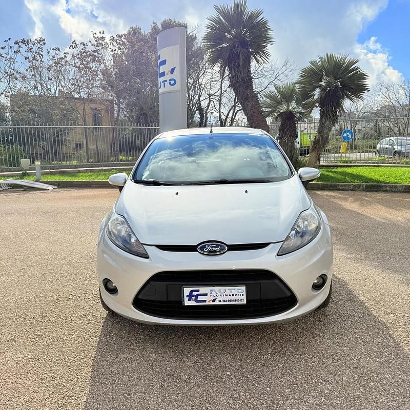 Usata Ford Fiesta 68 CV (50 kW) 2010 Argento Berlina
