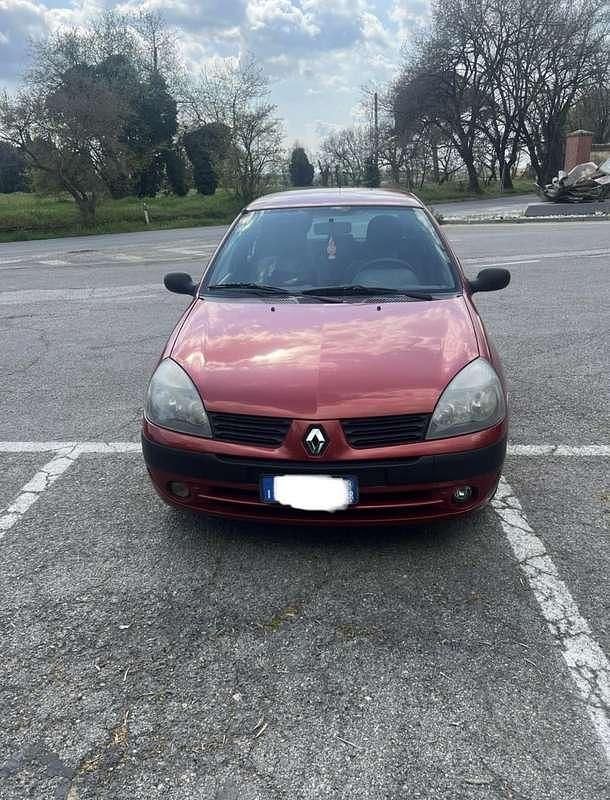 Usata 2004 Renault Clio II Authentique Tre volumi | 2200 € (Molto cara) - Immagine 1/4