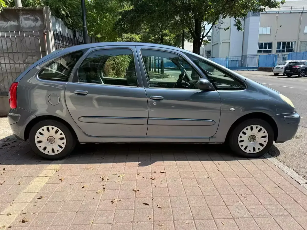 Usata Citroën Xsara Picasso 95 CV (69 kW) 2005 Grigio Monovolume