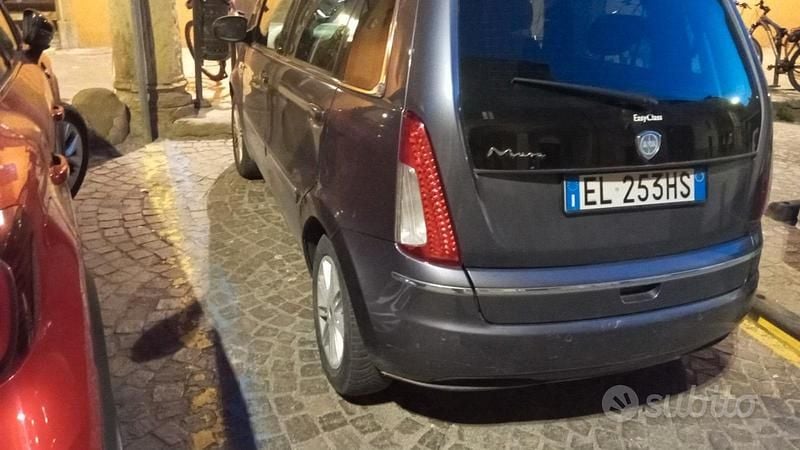 Grigio Usata 2012 Lancia Musa Monovolume | 5600 € (Cara) - Immagine 1/2