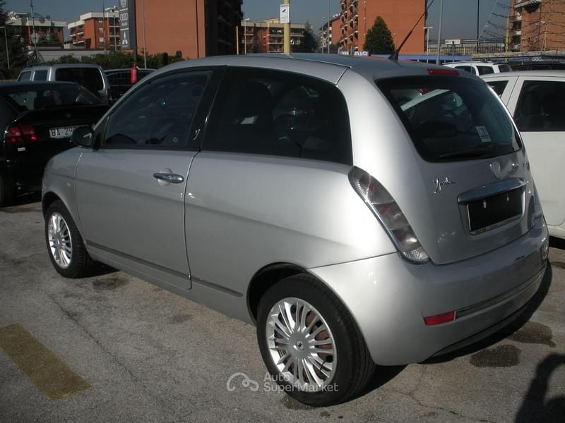 Usata Lancia Ypsilon 75 CV (55 kW) 2007 Argento Utilitaria