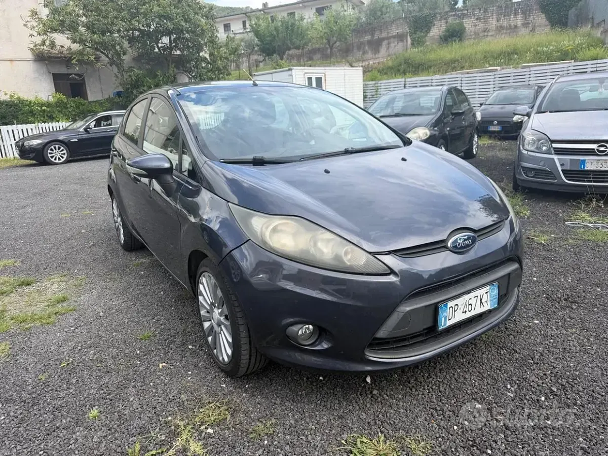 Usata Ford Fiesta 68 CV (50 kW) 2011 Grigio Berlina