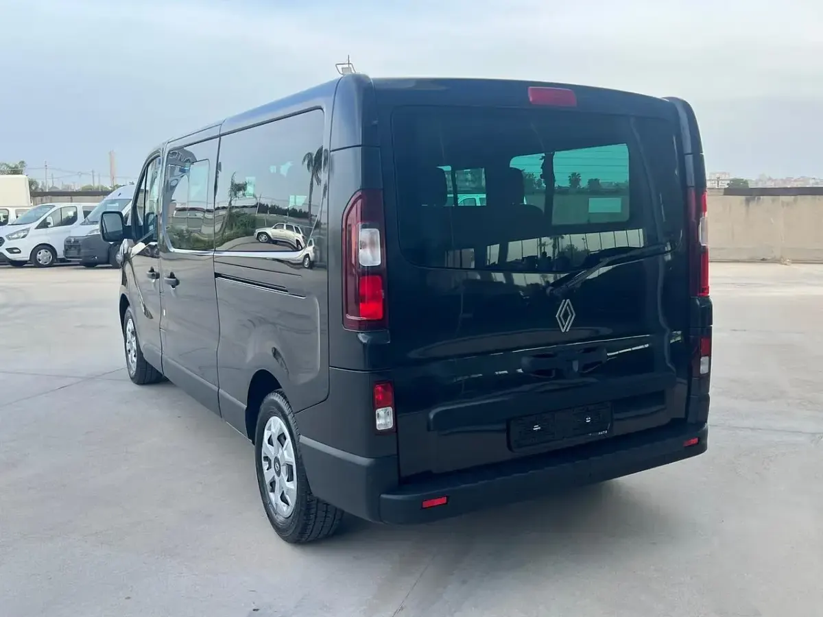 Usata Renault Trafic 150 CV (110 kW) 2024 Nero Monovolume