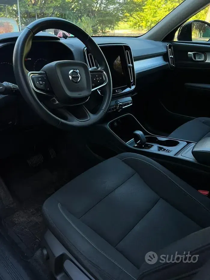 Usata Volvo XC40 Momentum 150 CV (110 kW) 2021 Nero SUV