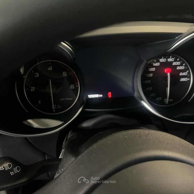 Usata Alfa Romeo Giulia Executive 160 CV (117 kW) 2019 Grigio pastello Berlina