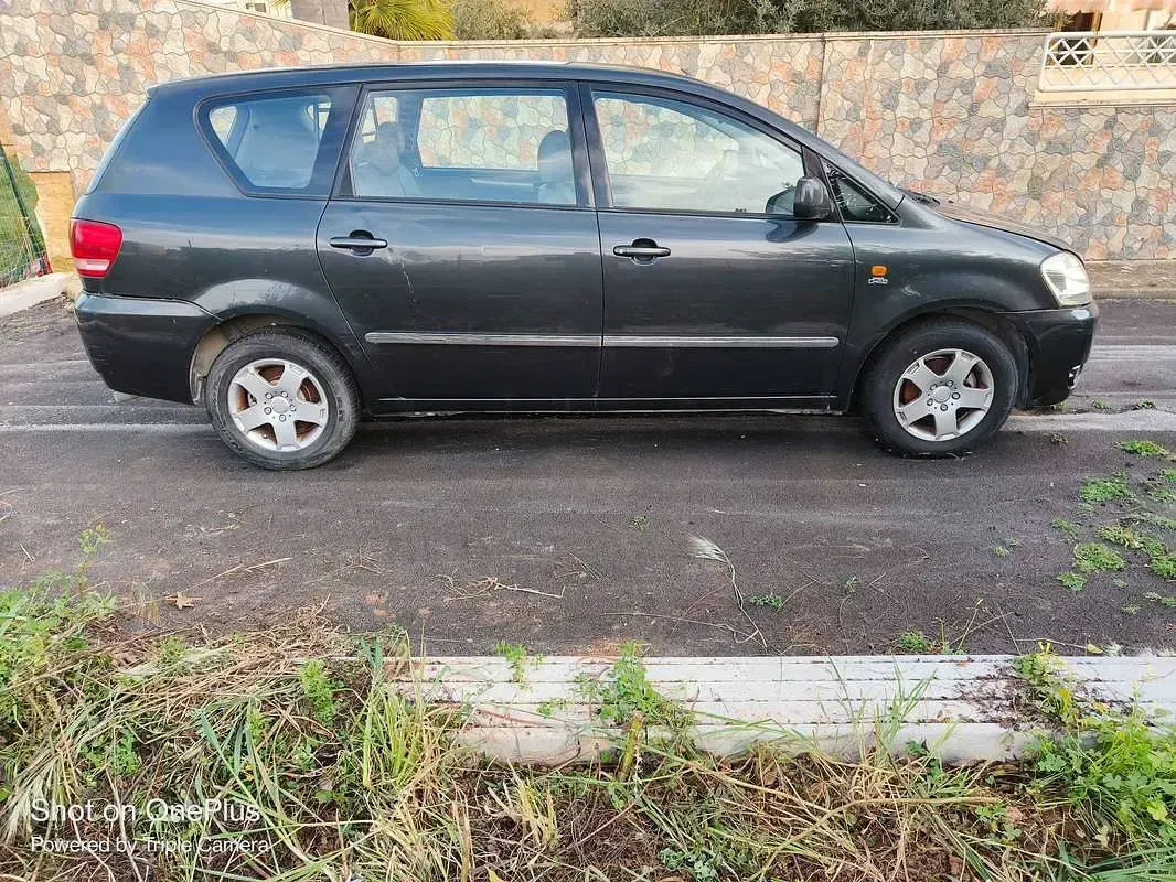 Usata Toyota Avensis 116 CV (85 kW) 2003 Nero Station wagon