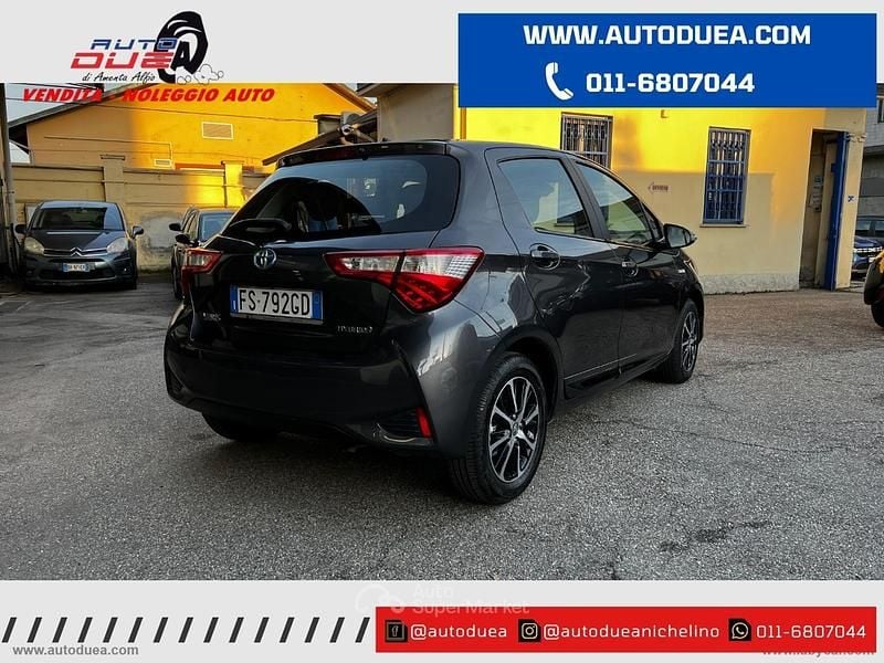 Usata Toyota Yaris Hybrid Active 73 CV (53 kW) 2018 Grigio Berlina