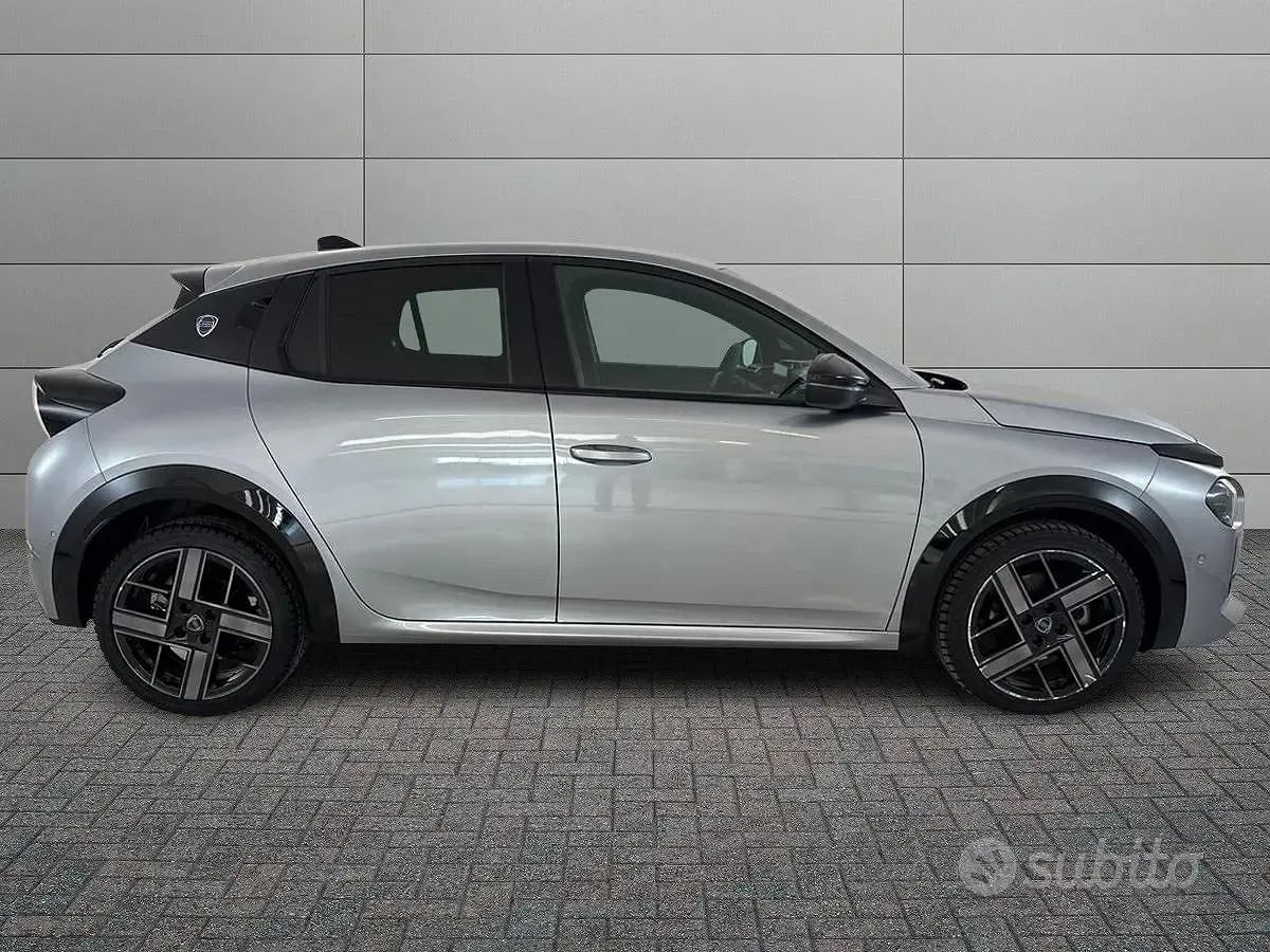 Usata Lancia Ypsilon 101 CV (74 kW) 2024 Grigio Utilitaria