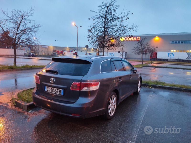 Usata Toyota Avensis 126 CV (92 kW) 2009 Grigio Station wagon