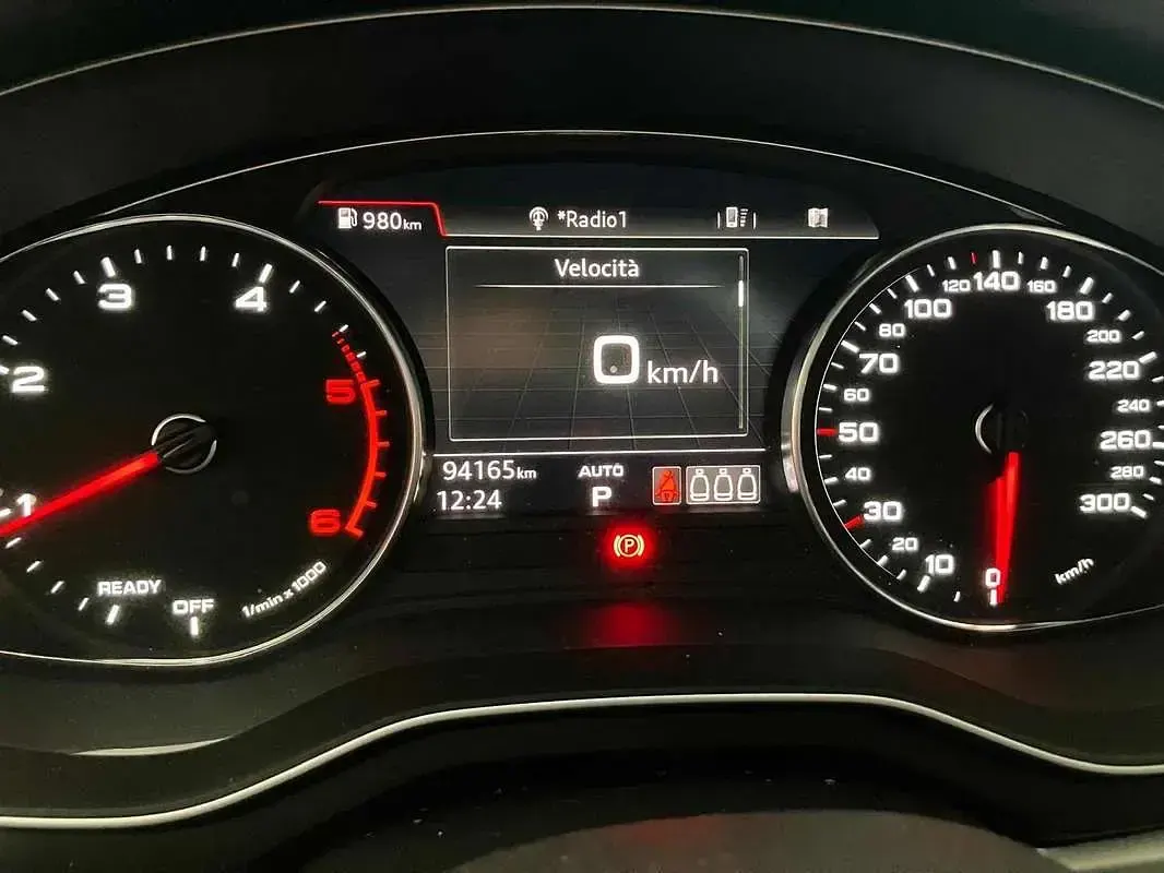 Usado Audi A4 190 CV (139 kW) 2019 Plateado Familiar