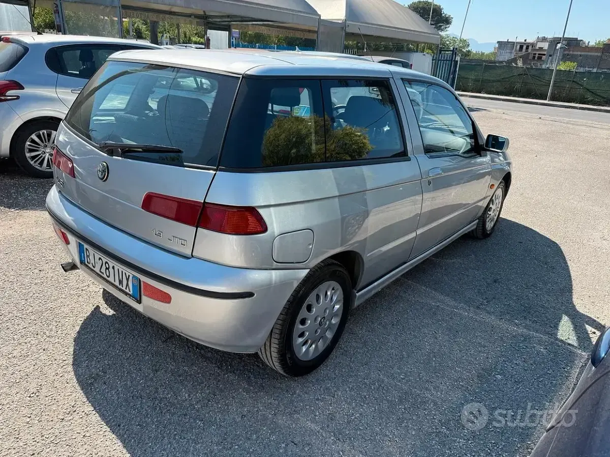 Usata Alfa Romeo 145 105 CV (77 kW) 2000 Grigio Utilitaria