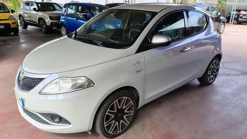 Usata Lancia Ypsilon 69 CV (50 kW) 2017 Blu/azzurro Utilitaria