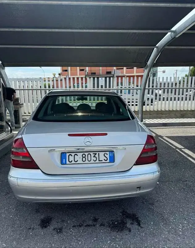 Usata Mercedes E270 Elegance 177 CV (130 kW) 2003 Grigio Berlina