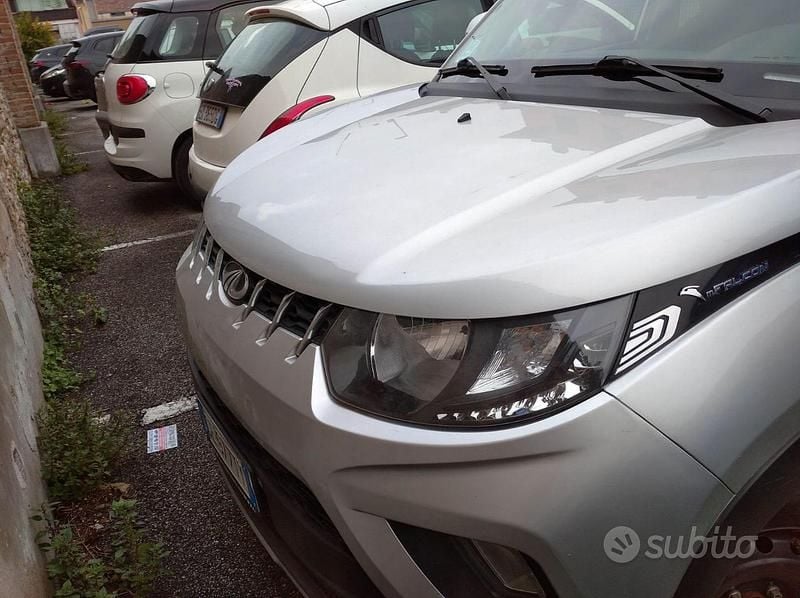 Usata Mahindra KUV100 87 CV (63 kW) 2021 Grigio SUV