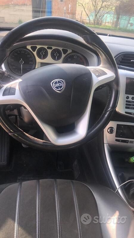 Blu Usata 2012 Lancia Delta Silver Due volumi | 4000 € (Buon prezzo) - Immagine 1/4