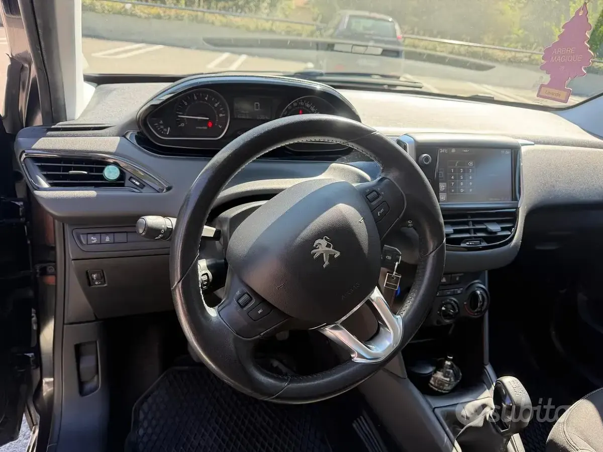 Usata Peugeot 208 82 CV (60 kW) 2015 Nero Utilitaria