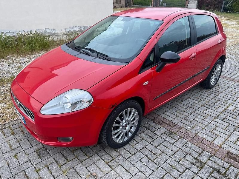 Begagnad Fiat Grande Punto Dynamic 69 HK (50 kW) 2009 Röd Halvkombi