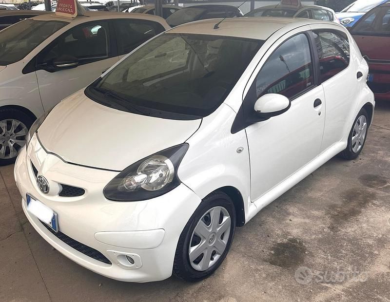 Bianco Usata 2011 Toyota Aygo Connect Style Due volumi | 4499 € (Buon prezzo) - Immagine 1/4