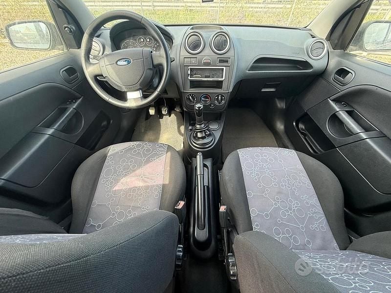 Usata Ford Fiesta 67 CV (49 kW) 2007 Grigio Utilitaria