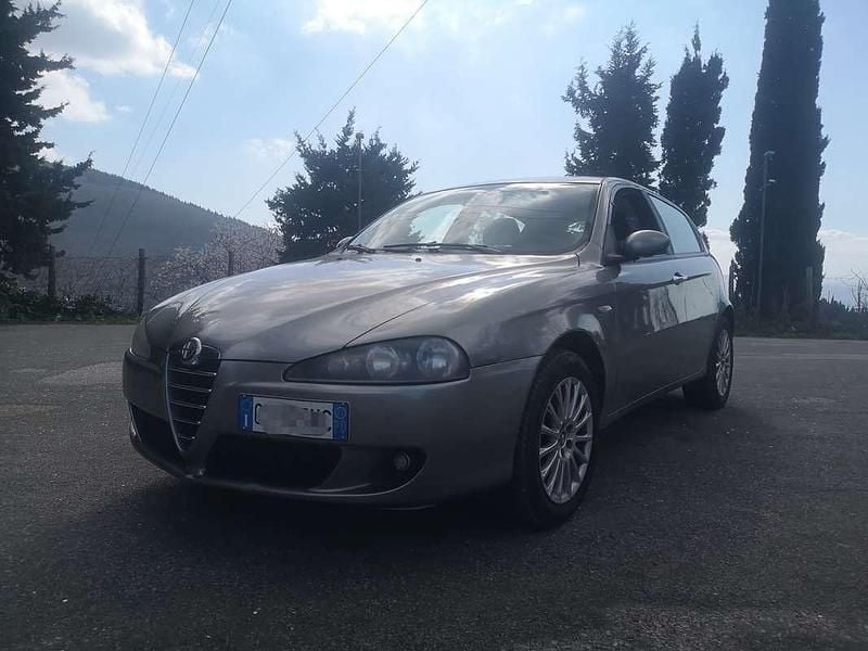 Usata Alfa Romeo 147 Distinctive 105 CV (77 kW) 2005 Grigio Utilitaria