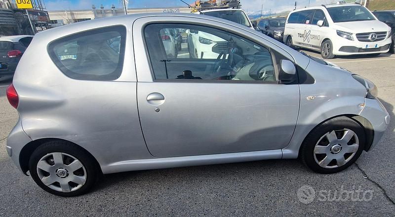 Usata Toyota Aygo 68 CV (50 kW) 2009 Grigio Utilitaria