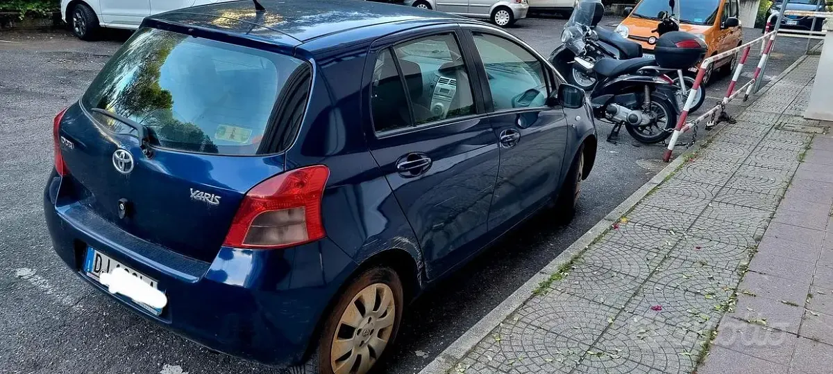 Begagnad Toyota Yaris 90 HK (66 kW) 2007 Blå Halvkombi