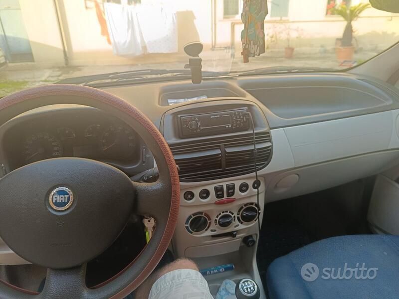 Usata Fiat Punto 60 CV (44 kW) 2004 Blu Utilitaria