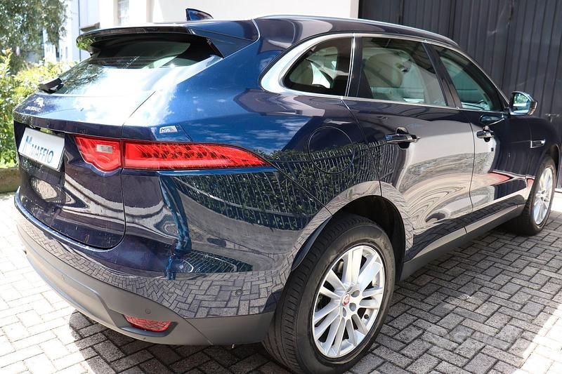 Begagnad Jaguar F-Pace Portfolio 180 HK (132 kW) 2017 Blå SUV