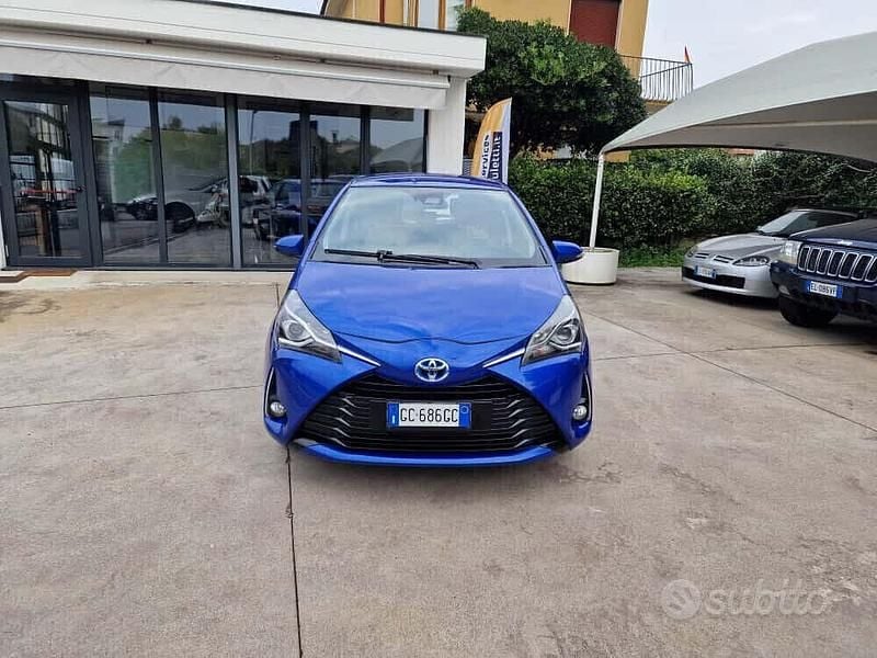 Usata Toyota Yaris Hybrid Business Edition 73 CV (53 kW) 2020 Blu Berlina