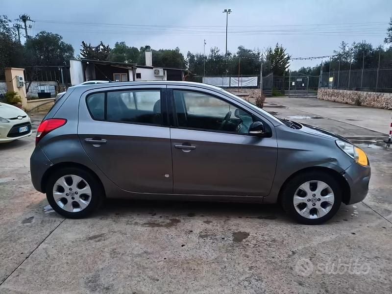 Usata Hyundai i20 90 CV (66 kW) 2012 Grigio Utilitaria