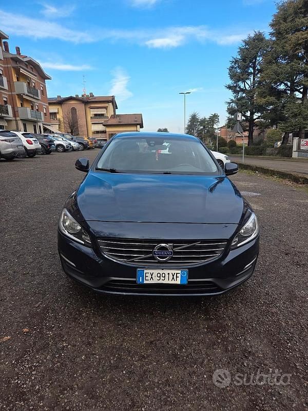 Usata Volvo V60 Momentum 114 CV (83 kW) 2014 Blu Station wagon