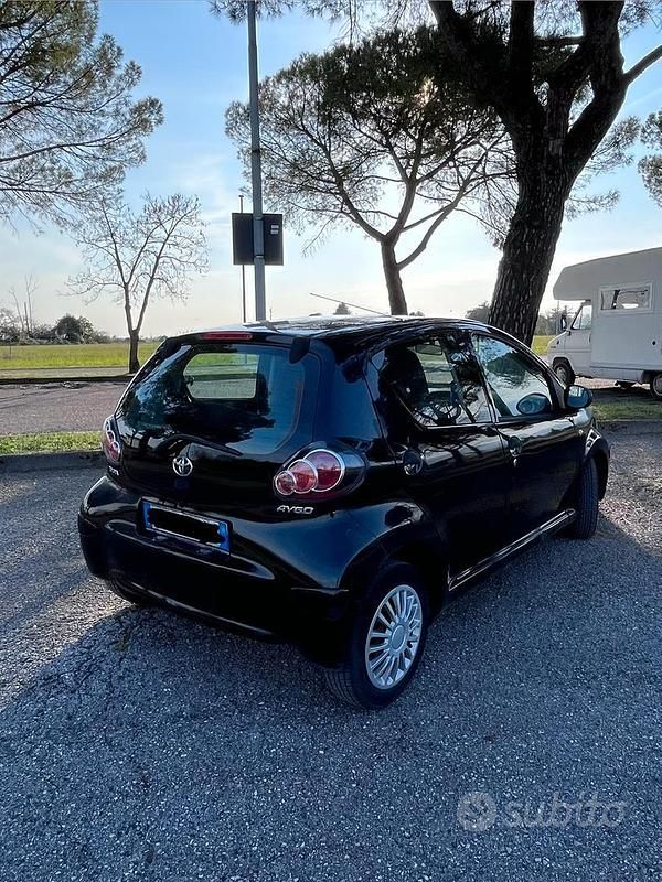Usata Toyota Aygo 68 CV (50 kW) 2010 Nero Utilitaria
