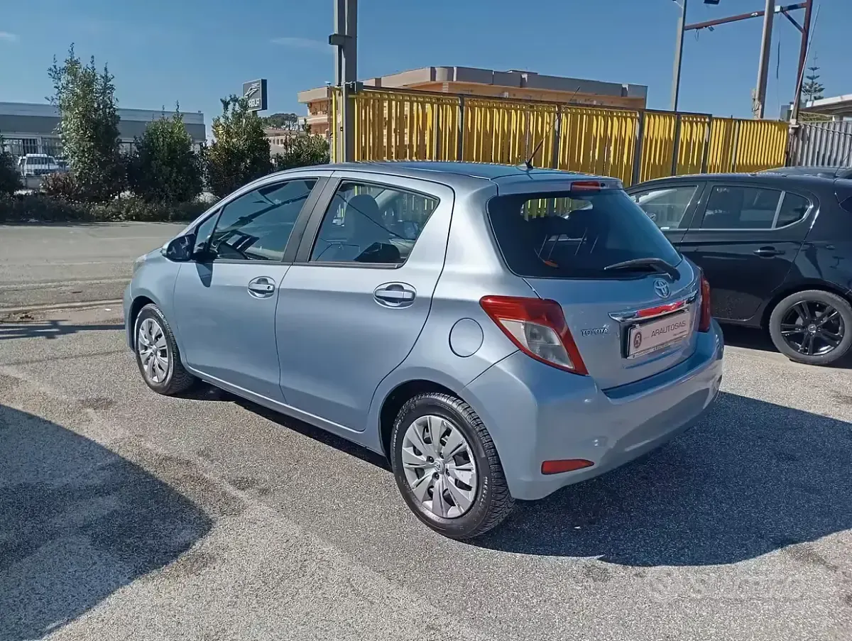 Begagnad Toyota Yaris Active 69 HK (50 kW) 2012 Blå Halvkombi