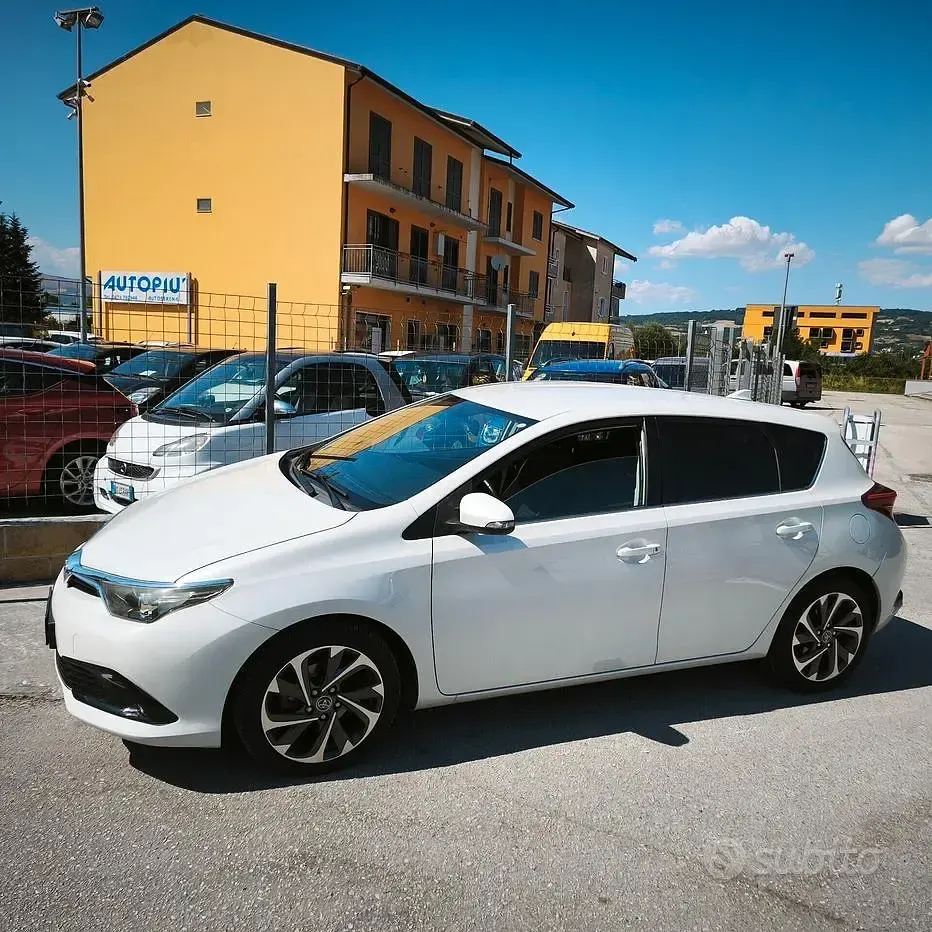 Usata Toyota Auris Lounge 112 CV (82 kW) 2016 Bianco Berlina