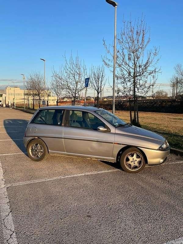 Usata Lancia Ypsilon 86 CV (63 kW) 2001 Argento Utilitaria