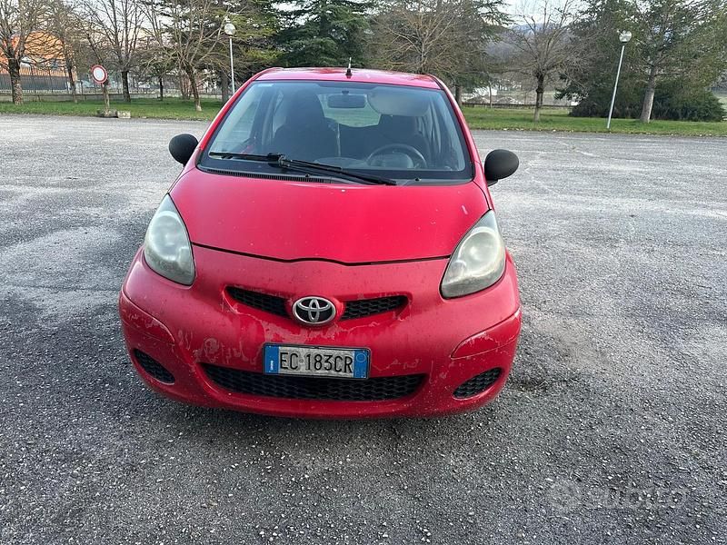 Usata Toyota Aygo 68 CV (50 kW) 2010 Rosso Utilitaria