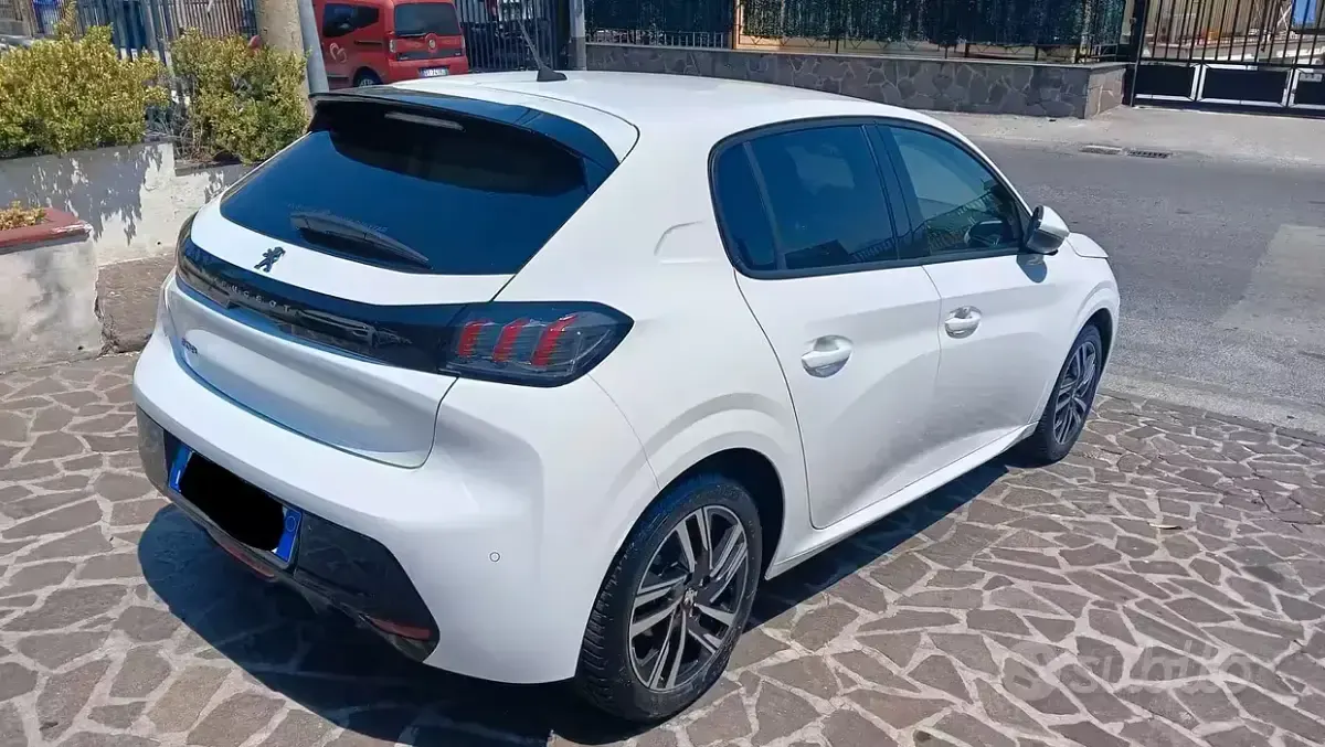 Usata Peugeot 208 Allure 102 CV (75 kW) 2021 Bianco Utilitaria