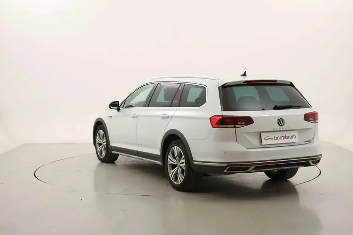 Usata VW Passat Alltrack 200 CV (147 kW) 2023 Bianco Station wagon