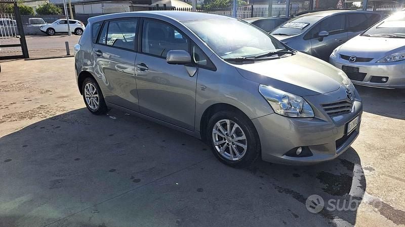 Usata Toyota Verso Luxury 126 CV (92 kW) 2011 Grigio Monovolume