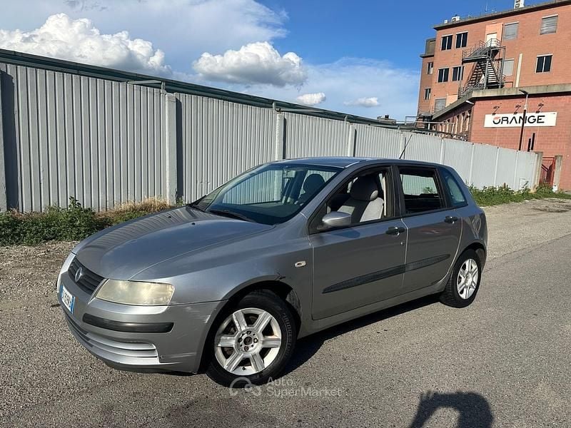Argento Usata 2005 Fiat Stilo Berlina | 690 € (Buon prezzo) - Immagine 1/4