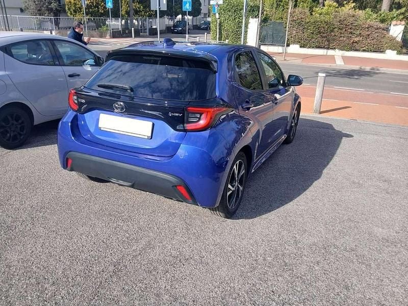 Usata Toyota Yaris Hybrid Active 92 CV (67 kW) 2024 Blu/azzurro Berlina