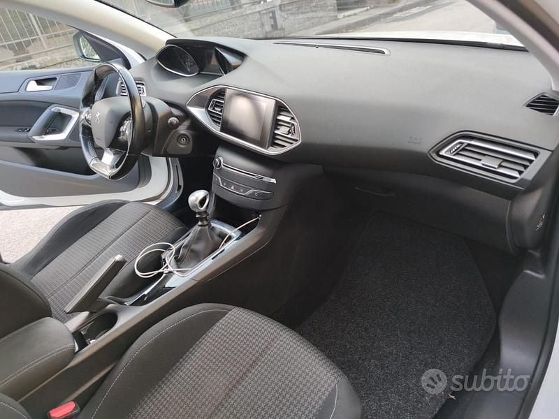 Usata Peugeot 308 102 CV (75 kW) 2019 Bianco Berlina