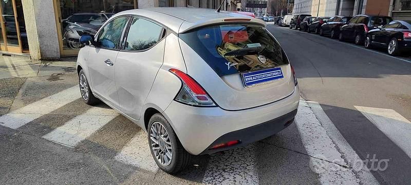 Usata Lancia Ypsilon Gold 69 CV (50 kW) 2012 Grigio metallizzato Utilitaria