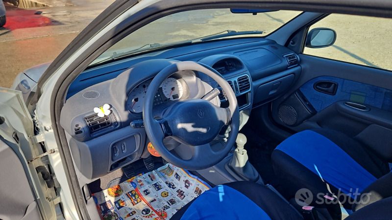Usata Renault Clio II 58 CV (42 kW) 2000 Grigio Utilitaria