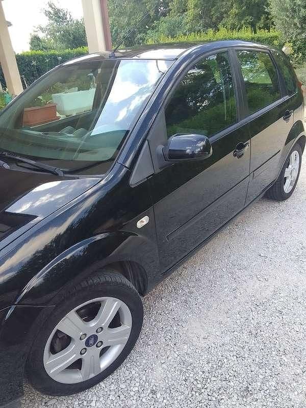 Usata 2008 Ford Fiesta Ghia Due volumi | 1500 € (Ottimo prezzo) - Immagine 1/4