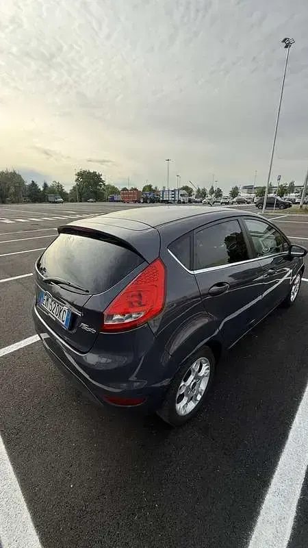 Usata Ford Fiesta Titanium 97 CV (71 kW) 2012 Blu/azzurro Berlina